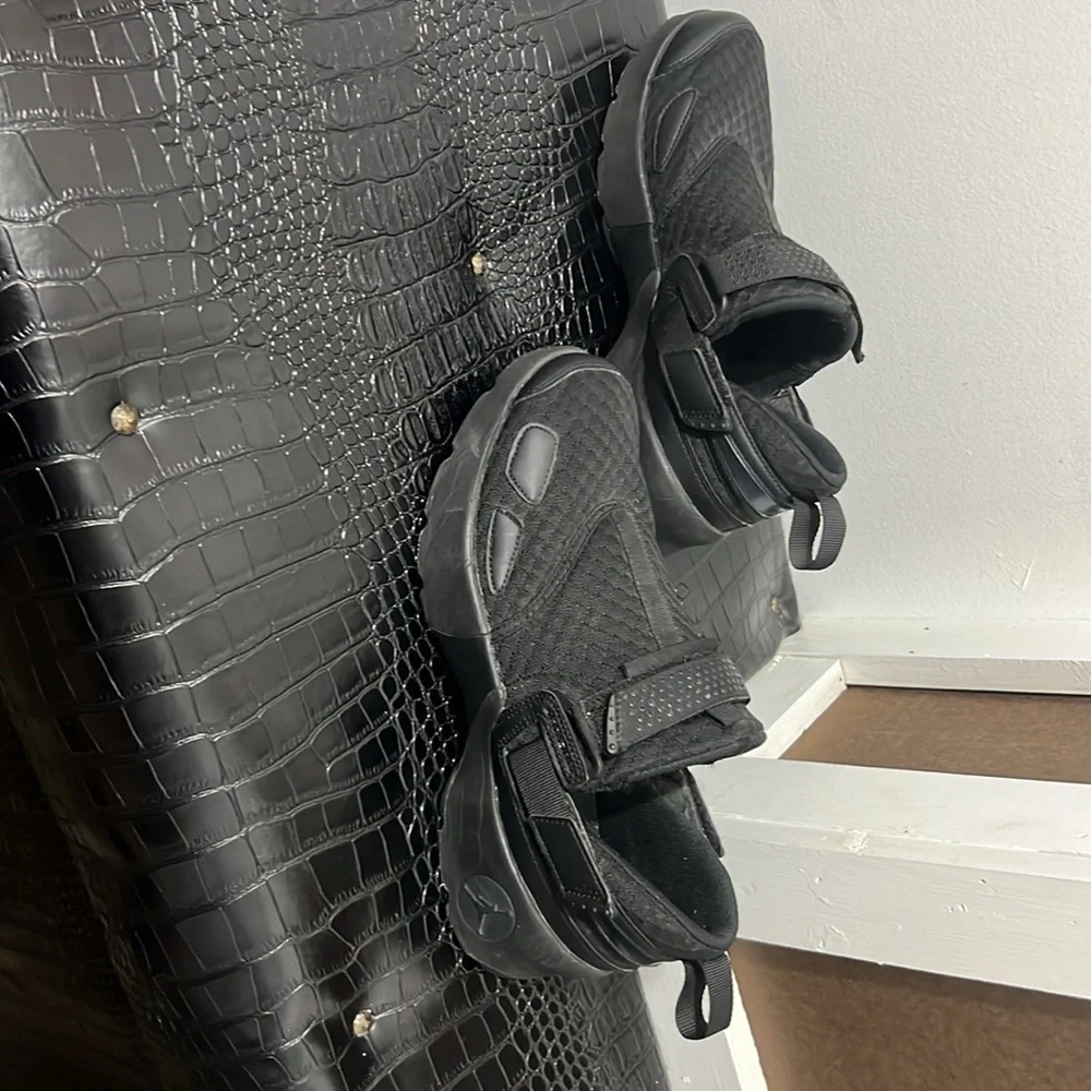 Jordan trunner size 8 1/2 black sneaker
